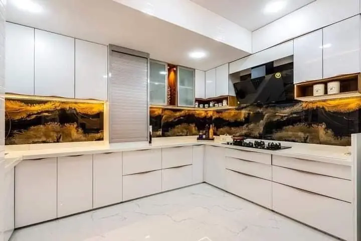 White gloss handle-less kitchen with backlit onyx backsplash – VS Interiors, Wagholi